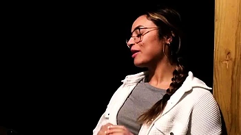 Лайла проиграла ставку на живот и её пальцами трахнули