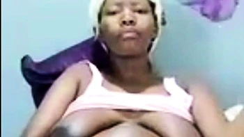 Schwangere afrikanische BBW masturbiert an dicken Titten