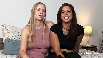 Милые 18-летние брюнетки-лесбиянки играются с вибратором и пальцами