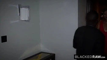 18-jährige Blondine mit Monster-Schwanz im POV-Fick in Budapest