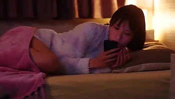 Cuckold kommt beim Zuschauen, wie seine Frau betrogen wird