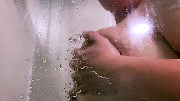 Milf con tetas grandes se masturba con dildo