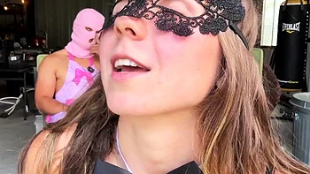 Любительница-доминатрикс топчет в чулках с фетишем на ноги