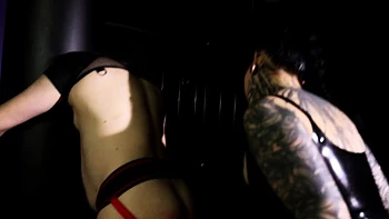 Худая латинка-любительница трахает двойным страпоном