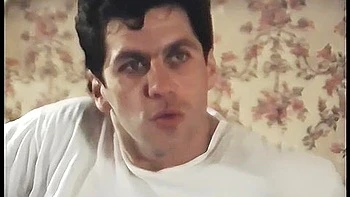 Vintage brünette Dienerin mit großem Arsch im Anal-Dreier