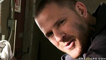 Abbey Brooks fodida de missionário na garagem