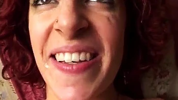 Spanische Mollige bläst Schwanz und reitet Cowgirl