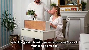 Loira inocente lambe um pau gigante e leva uma boa fodida