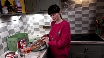 Europäische brünette Schönheit solo sanft zum Weihnachtsfest