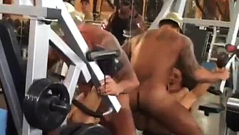 Gangbang brasileiro na academia: boquetes amadores e sexo em grupo