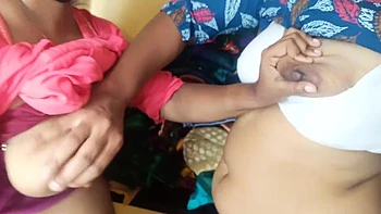 Garotas indianas da faculdade lésbicas fodendo com a madrasta