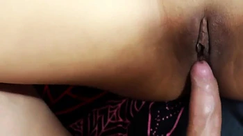 Ma chaude latina Aiga suce mes couilles et mon lait après les cours