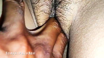 Fodendo com os dedos a buceta peluda da indiana com gozada