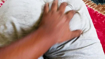 Garota indiana da vila exibindo sua buceta