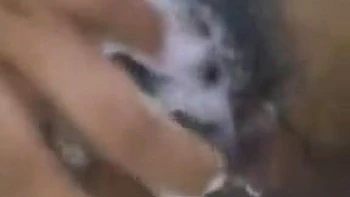 Indiana peluda gozando na masturbação no banho