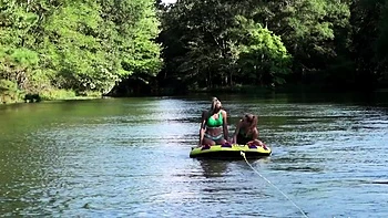 Jenny Blighe follando lesbiana amateur al aire libre