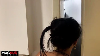 Mi amiga y yo terminamos follando en la ducha