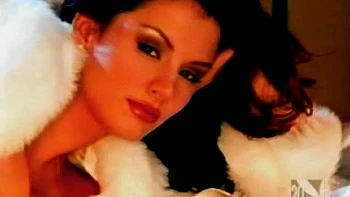 Брюнетки дразнят сексуальным телом — подборка