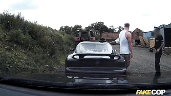 Лжеполицейские трахнули пышногрудую эбонитовую подругу