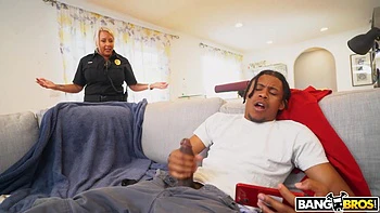 Milf blonde baisée en cowgirl et en levrette