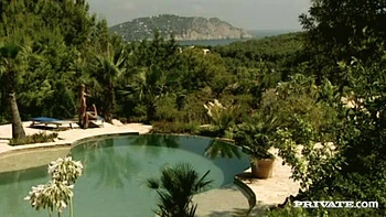 Katja Kassin y Lara Stevens follan al aire libre en el paraíso