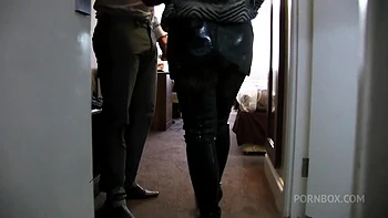 Blonde Milf-Latex-Schlampe wird roh gefickt