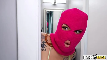 Rubia y morena reciben polla grande de vuelta