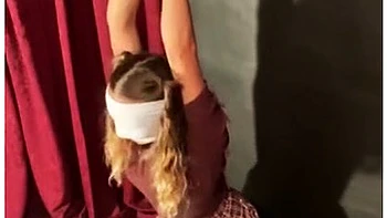 Vadia submissa amarrada, amordaçada e fodida com vibrador