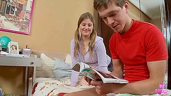 Milo e Lila safadinhas sacodem bundas grandes e chupam paus grossos