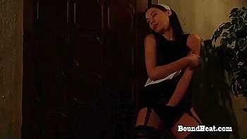 Mistress Dirt con strap-on elite y dedos lesbianos