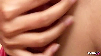 Adolescente tailandesa delgada chupando polla grande en POV