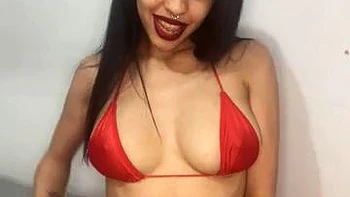 Latina peituda se masturba sozinha com brinquedos