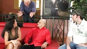 Heißes Hausfrauen-Biest fickt Cuckold mit Anal-Spritzen