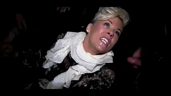 MILF caliente chupa en dogging público y traga la leche