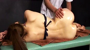 Amadora japonesa faz massagem na posição cachorrinho