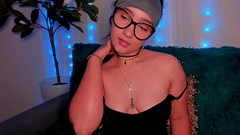 Латина с огромной жопой трахается сзади