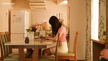 Brunette japonesa tetona folla duro