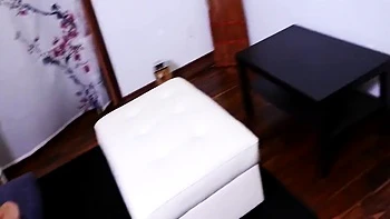 Beau-père baise une blonde de 18 ans pour de l'argent