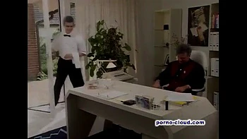 Chefe alemã peluda Julia fode os funcionários em ménage à trois