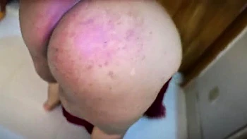 Belle-mère arabe Aria Mia montre son énorme cul et chatte nue