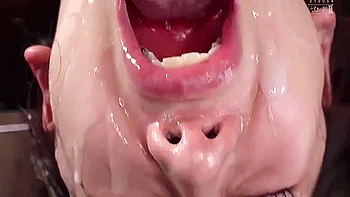 Азиатская рабыня в чулках задыхается на двух членах