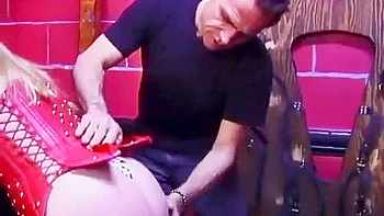 Dominación lésbica en calabozo BDSM con culos grandes