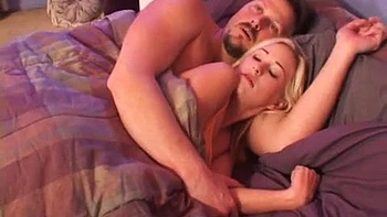 Hillary Scott suce et se fait en levrette