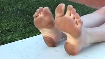Fétichisme solo des pieds : orteils et plantes sexy à adorer