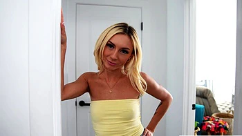 Hausarrest-Blondine Stiefschwester ist verdammt heiß und unwiderstehlich