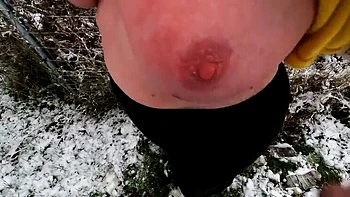 Tetas saltarinas azotadas y castigadas con BDSM en sexo público al aire libre