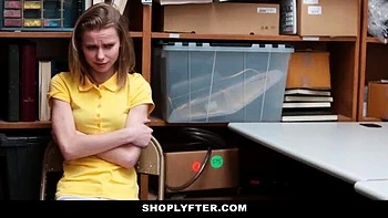 Zierliches Teen Catarina Petrov beim Diebstahl erwischt und hart gefickt als Strafe