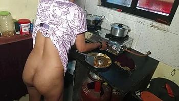 Noiva indiana fodida forte na cozinha enquanto cozinha