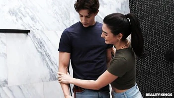 Veronica Rodriguez flaca chupa polla y follada a perrito