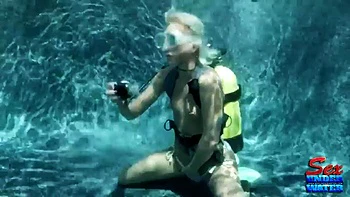 Große Titten Babe masturbiert unter Wasser